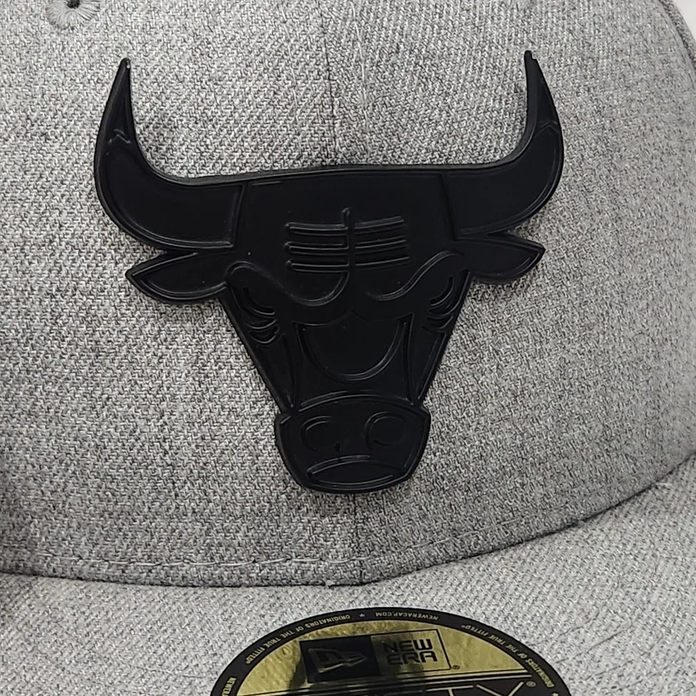 New Era NBA Chicago Bulls Metal Badge 59FIFTY Fitted‎ Cap Gray  7  55.8cm EUC